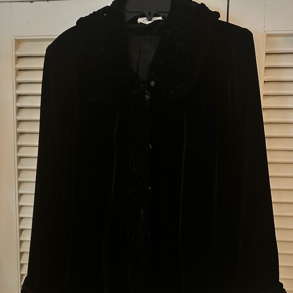 GORGEOUS BLACK VELVET JACKET WITH EMBELLISHED ACCENTS SIZE LARGE - Picture 5 of 8